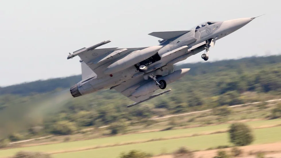 Fler Gripen lyfter från Visby flygplats.