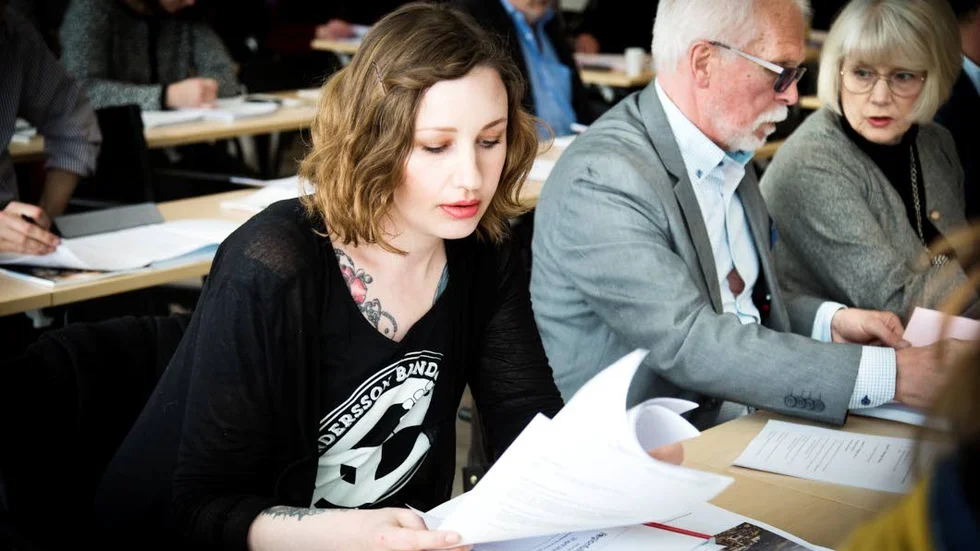 Elin Bååth, (Fi) ställer nu sin plats i regionfullmäktige till förfogande.