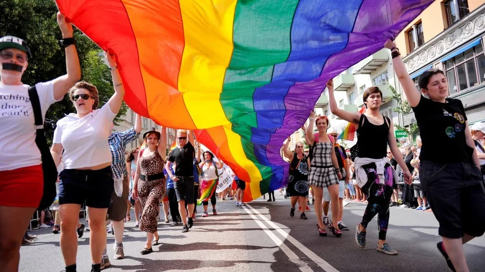 I Pride sluter gayaktivister upp bakom gruvarbetare och gruvarbetare upp bakom gayaktivister. Filmen har mycket att lära oss om solidaritet.