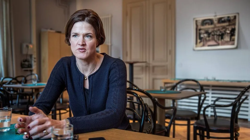 Anna Kinberg Batra struntar helt i vad lärarna anser om tidigare betyg och fortsätter sin kamp för betyg från årskurs fyra.