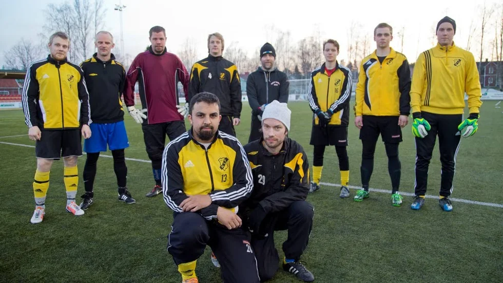 Jonas Dissanayake och Peter Öhlund tränar Norrfjärden som frivilligt klev ner från division fyra till femman. 
?foto: kenny johansson