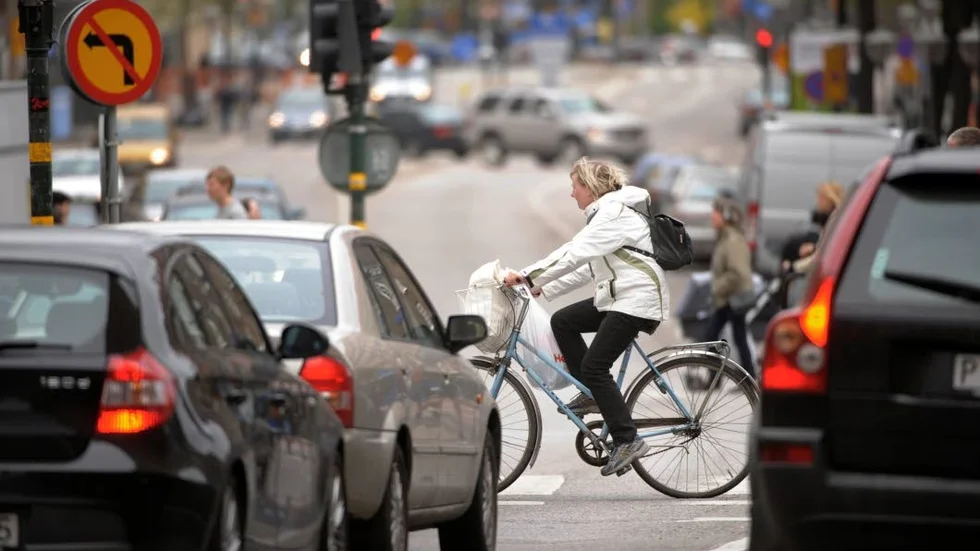 Idag är det lag på att alla under 15 år ska bära cykelhjälm när man cyklar. Trots att dödsolyckorna bland cyklister ökar och skadorna än mer finns det ett motstånd kring att ta bort åldersgränsen och införa hjälmtvång för alla.