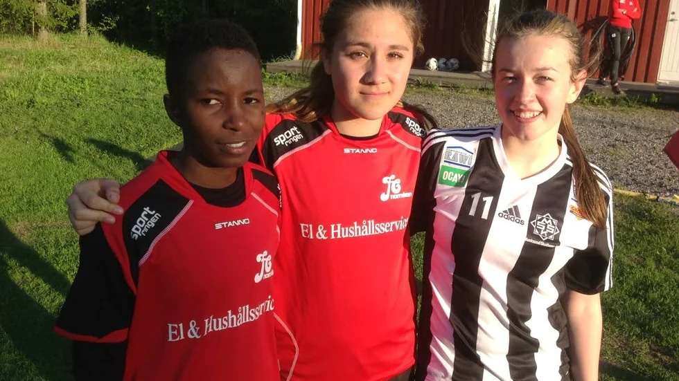 Matchens lirare Agnes Namutosi tillsammans med målskyttarna Valeria Bozhko och Wilma Lindström.
?