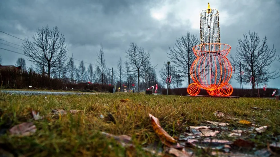 Kommunens julprydnad skvallrar om att det är december, det milda vädret säger något annat.