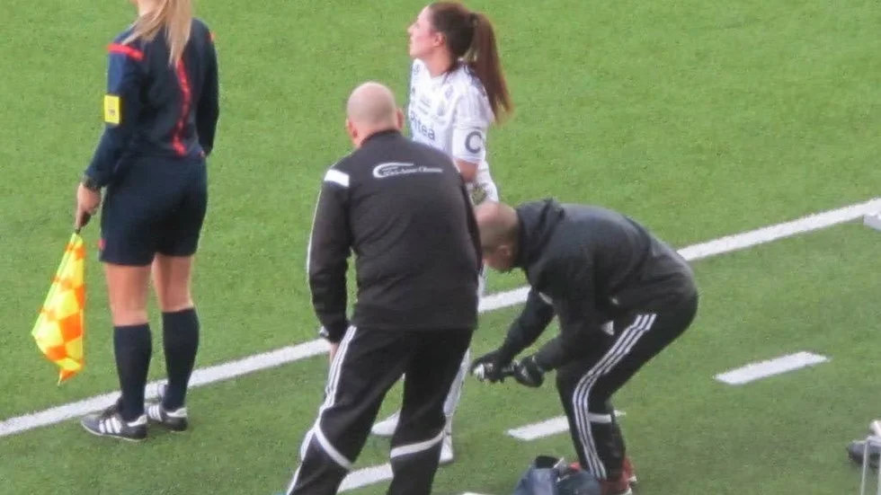 Josefin Johansson fick en smäll,på sin ena fot och lindades innan hon gavs kryckor och en färd till Örebros lasarett.