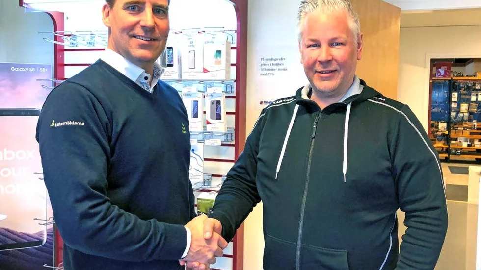 KÖPT. 1 april köpte Telemäklarna Comcar i Skellefteå. Telemäklarnas vd Christer Öhman skakar hand med Carcoms  ägare Fredrik Johansson.
