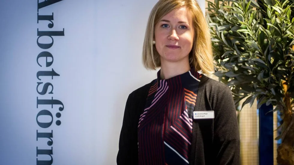 Emelie Bergvall är arbetsförmedlare mot ungdomar. I veckan tipsar hon om hur man filar sitt CV och hur man går till väga för att fixa sommarjobbet.