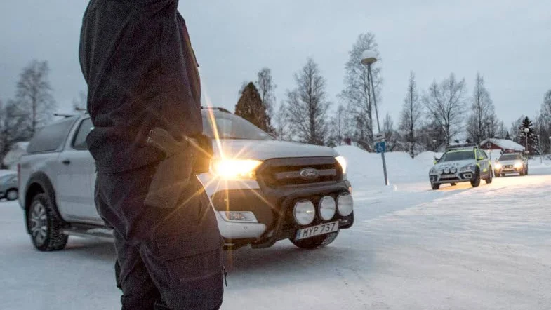 Larmet gick. När mordoffrets bil hittats inleddes teknisk undersökning. Här släpper polisen ut besökare som hade sina bilar parkerade vid LF Arena.