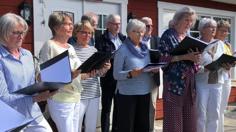Vårt besök inleddes med sång av vår egen kör Häggsångarna.