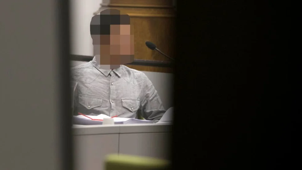 Åklagare och domstol var beredd att begära och besluta om lyckta dörrar på grund av den åtalades ålder, men han sa nej.  "Jag vill att allt ska komma fram", sa han till tingsrätten.