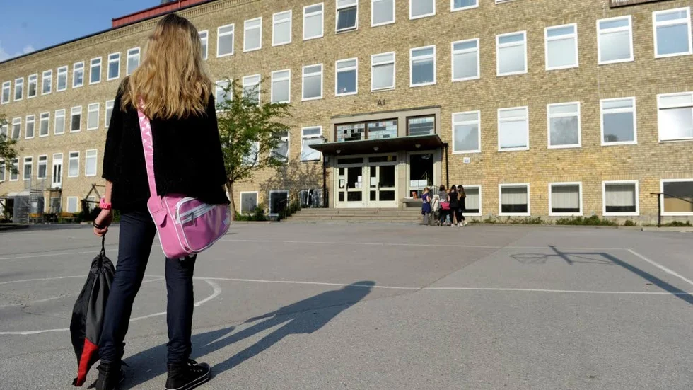 Fler flickor än pojkar känner otrygghet i vardagen. Så många som 22 procent av tonårsflickorna har till exempel en vuxen de inte vill möta. (Arkivbild)