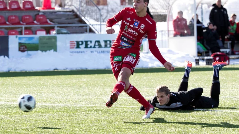 Alex Naylor missade en straff när Piteå föll mot jumbon Gällivare, 1–3.