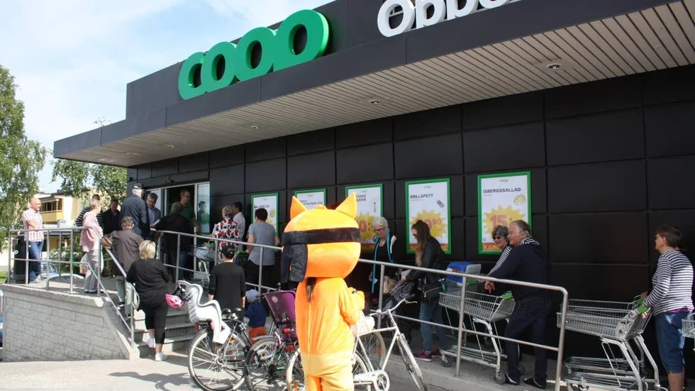 Kunderna stod på kö för att komma in och handla på nya Coop Älvsbyn.