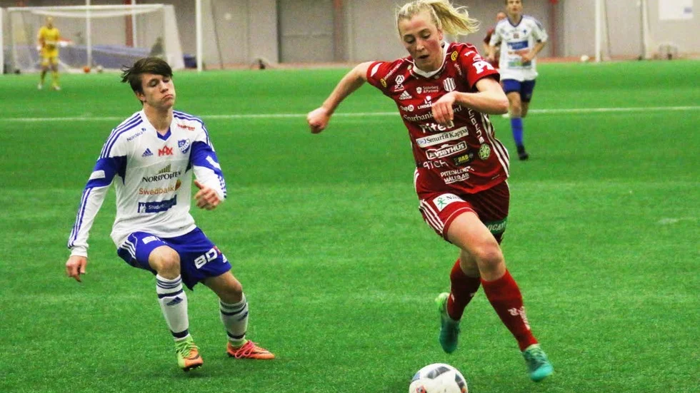 DOMINANT. Julia Karlernäs var mycket bra i duellspelet. Arkivbild)