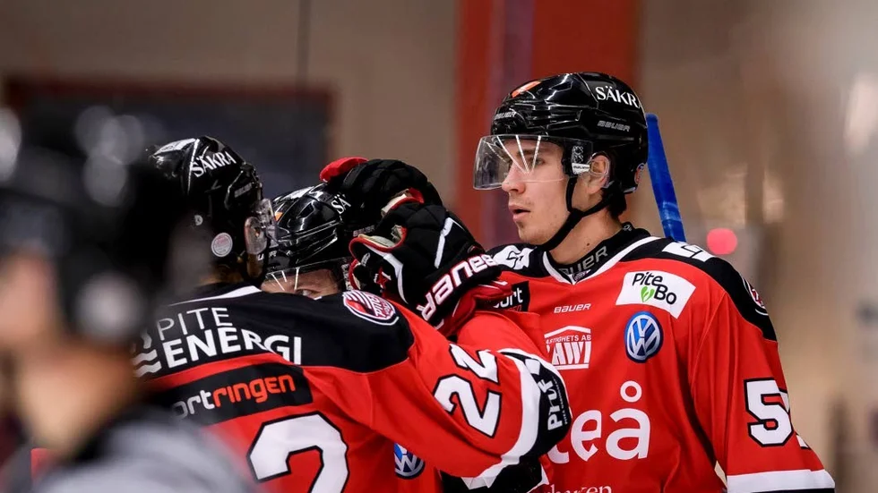 TOPPAR. August Tornberg (längst till höger) toppar Piteå Hockeys interna poängliga - trots att han är back.