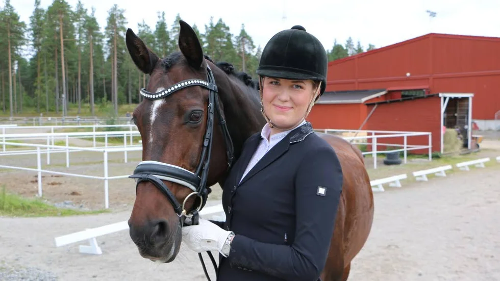 Emilia Seldahl och hennes Zqabooshca vann DM-guld i seniorklassen i dressyr ifjol. 22-åriga Emilia är en av 25 Piteryttare i helgens stora dressyrtävling.
