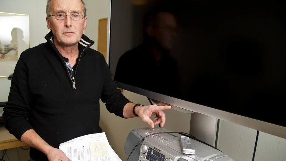 Varken tv eller dator, trots detta krävs en psykiskt funktionsnedsatt på avgift. "Det känns som Davids kamp mot Goliat", säger Staffan Lundström, personligt ombud.