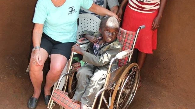 Nytt liv. I sin rullstol sitter lille Nashion, omgiven av Solbritt och Kjell Holmbom. Tack vare SK-Aid:s insats har han fått ett nytt liv.