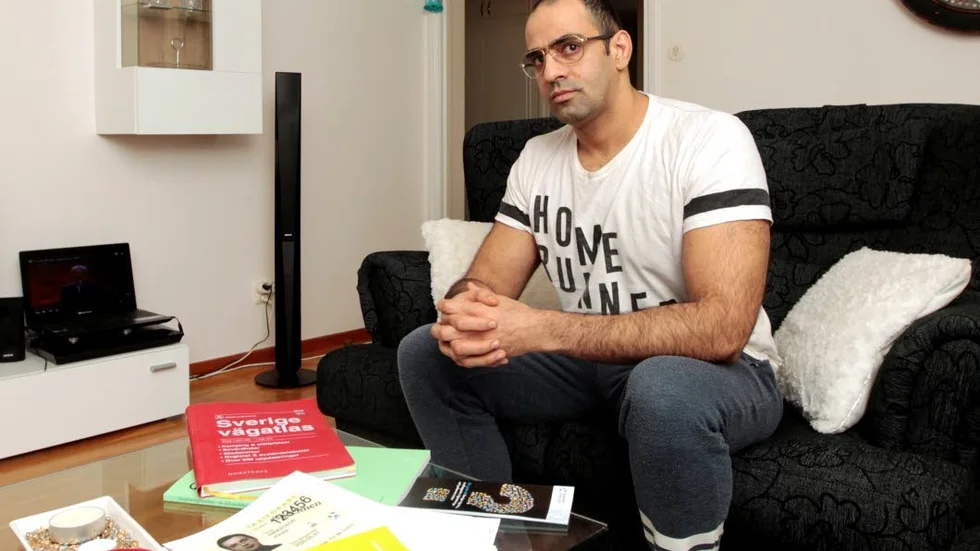 Arbetslös. Två veckor före operationen köpte Sadegh Kshavarz böcker för att kunna slutföra sin plan på att bli taxichaufför som alternativ till jobbet som tolk. I stället tappade han jobbet och framtidsplanerna föll i bitar.