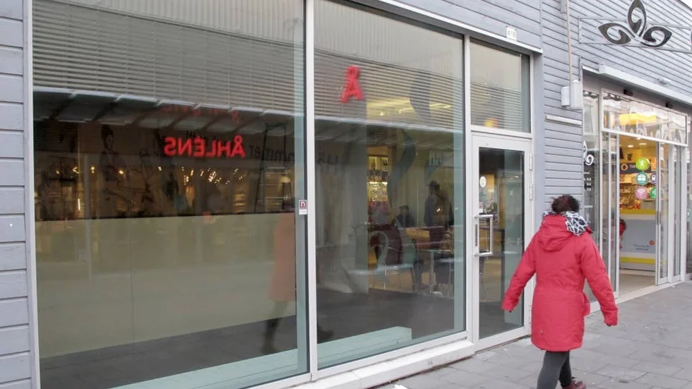 Tomt. Panoramafönstret gapar tomt i det övergivna kaféet. Wayne's coffee har sagt upp hyreskontraktet, men säger att Piteå fortfarande är en intressant marknad.