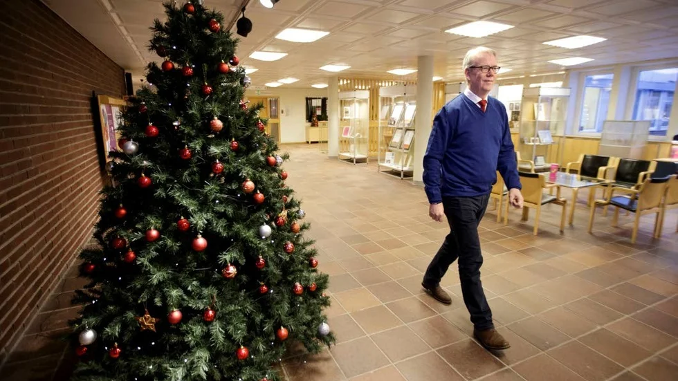 På väg. I foajen på Stadshuset sprider en stor gran julstämning. Här har Peter Roslund trivts under sina år som kommunalråd, men nu är det dags att lämna över.