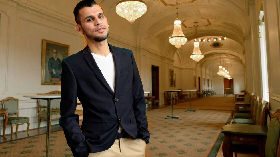 Asylsökande irakiern Moder Mothanna, som greps i Boliden och pekades ut som misstänkt terrorist av Säpo, men sedan friades från alla anklagelser, har nu fått uppehållstillstånd i Sverige.