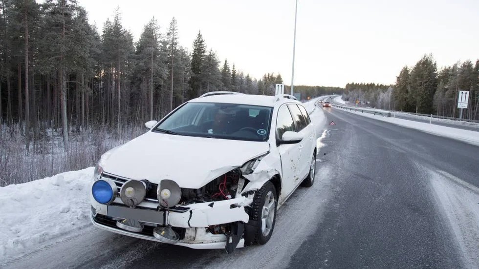 Plåtskador. Bilen fick stora skador och enligt polisen krävdes bärgning av fordonet.