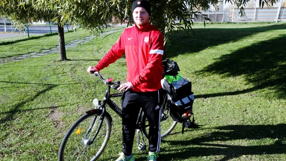 Joel Öhman är på väg mot Umeå, dit han cyklar för barnavdelningen på Sunderby sjukhus.