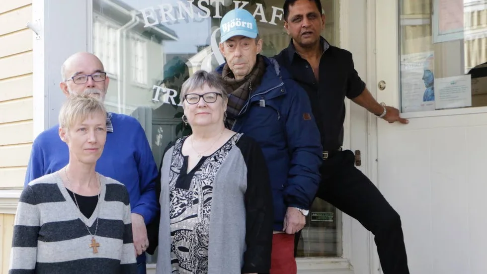 Fika. Samlade på Ernst Café fanns Annette Björkman, Börje Karlsson, Ulla Karlsson alla från RSMHs styrelse. Kunden Böörje Bergh och anställde Trevor Keil.