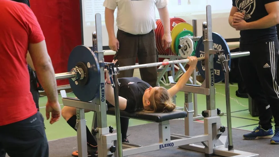 Här pressar Anna Ögren upp 67,5 kilo.