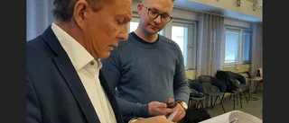 Avslöjar: Backgård köpte sex mobiler på tre år
