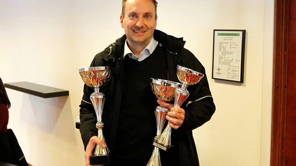 Björn Nilsson som säljer BMW i LUleå badade i troféer när prisutdelningen var över.