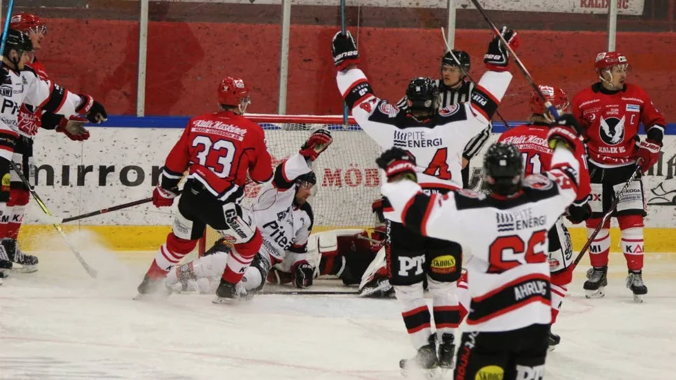 David Pettersson störtade in både pucken och sig själv i kassen mot Kalix.