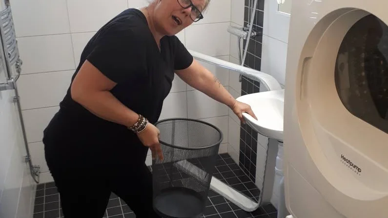 Maria Tägt, PMU fixar i ett badrum tillhörande Munksundsbo.