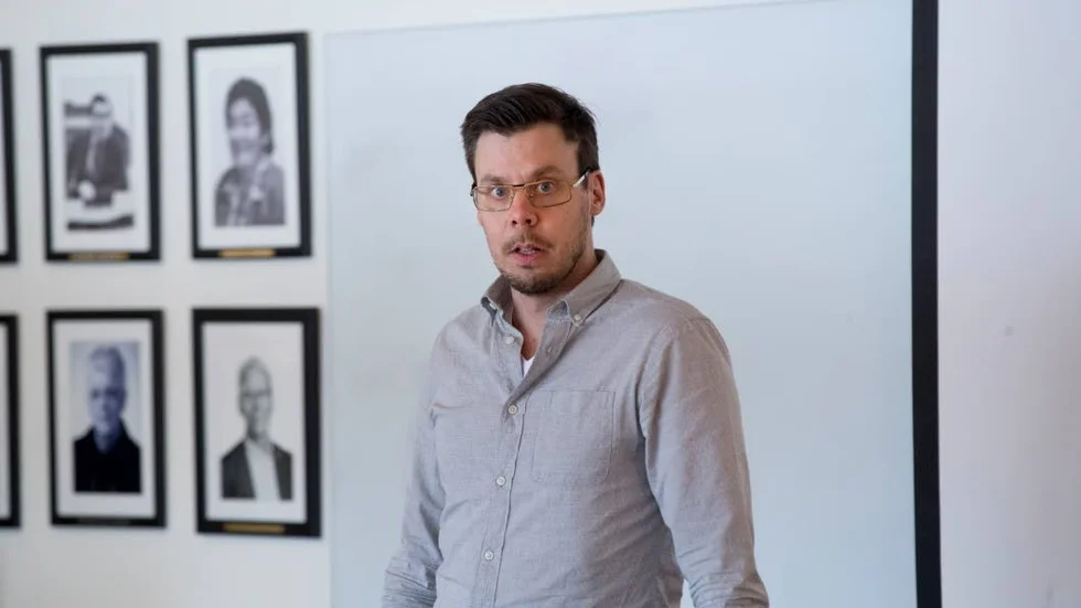 Niklas Risberg, administrativ chef på Strömbackaskolan, menar att parkeringsbristen beror på att allt fler elever kör a-traktor till skolan.
