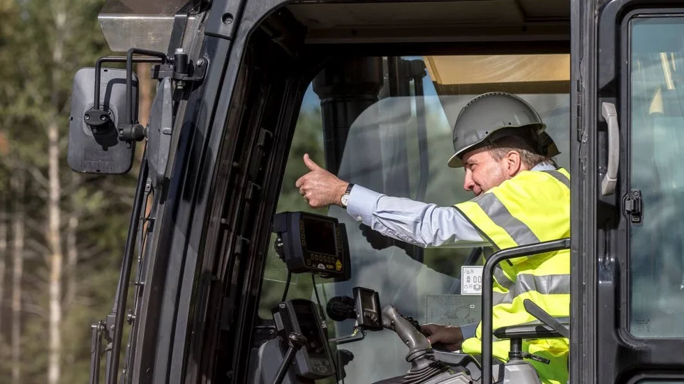 Statsminister Stefan Löfvén tog det symboliska första spadtaget för Norrbotniabanan i augusti 2018. Men sen då, undrar skribenterna. (Arkivbild)