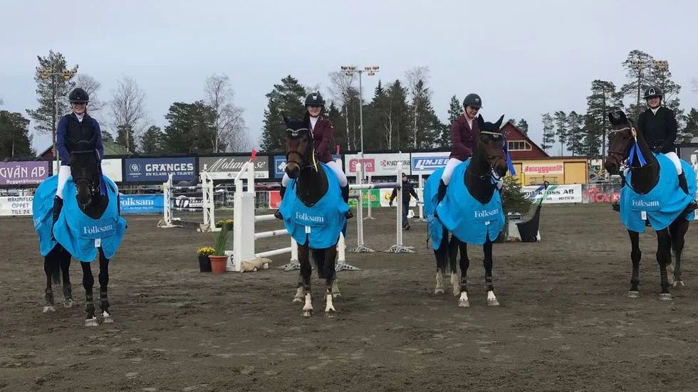 Piteå Ridklubbs lag som vann zonfinalen i Brunflo och därmed kvalificerade sig för sjätte Från vänster Clara Marklund Emeraude Lux N, Emilia Fredriksson-Lindmark Anton F, Emma Sannelind Fortius Lucky no:1, Fanny Blanck Luxor L