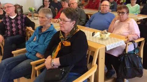 De PRO-medlemmar som deltog i mötet lyssnade uppmärksamt och njöt av Knuts berättelser.