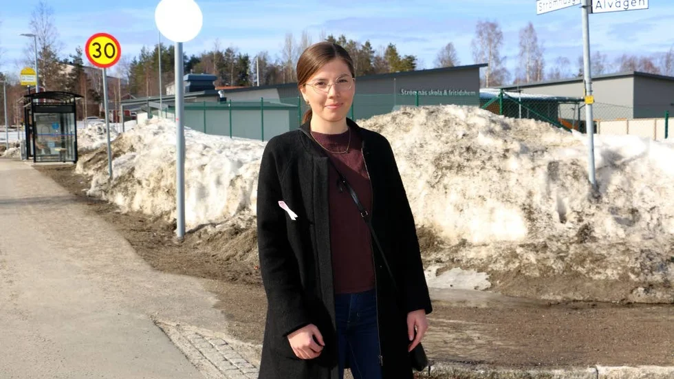 "Vi vill göra cykelöverfarter för att främja cyklandet", säger Frida Persson, trafikplanerare. Här står hon vid en av de genomgående cykelbanor som finns, denna vid Strömnäs skola.