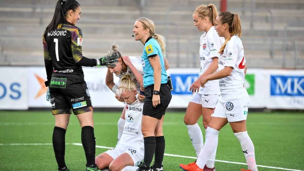 Zecira Musovic med Caroline Seger. Rosengårds målvakt vann målvaktsduellen mot Cajsa Andersson.