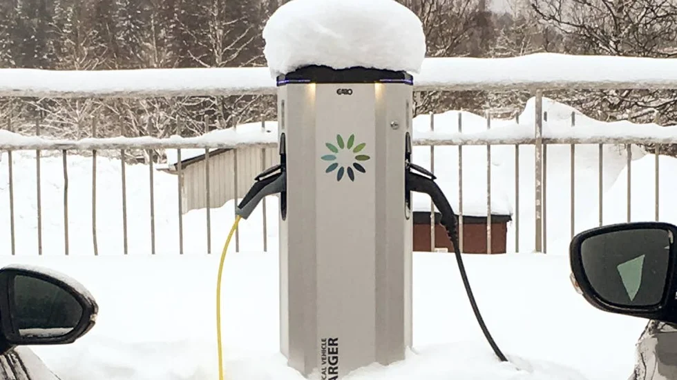 Vid stadshuset i Piteå har det funnits laddstationer sedan ett bra tag tillbaka. Nu hoppas Älvsbyn kunna erbjuda samma tjänst vid kommunhuset och till allmänheten på ett antal andra platser.