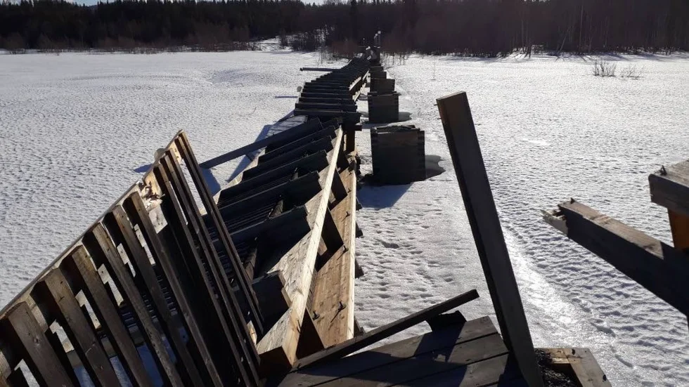 Den hårda vinden slet loss en lång del av den smalare delen av gångbron mellan Hotell Storforsen och Storforsen i början av april. Som tur var befann sig inga människor på bron.