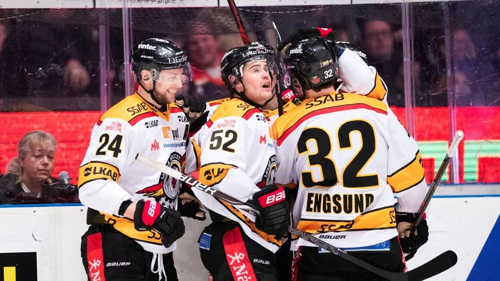 Johan Harju (till vänster) gjorde sista målet i tom bur.