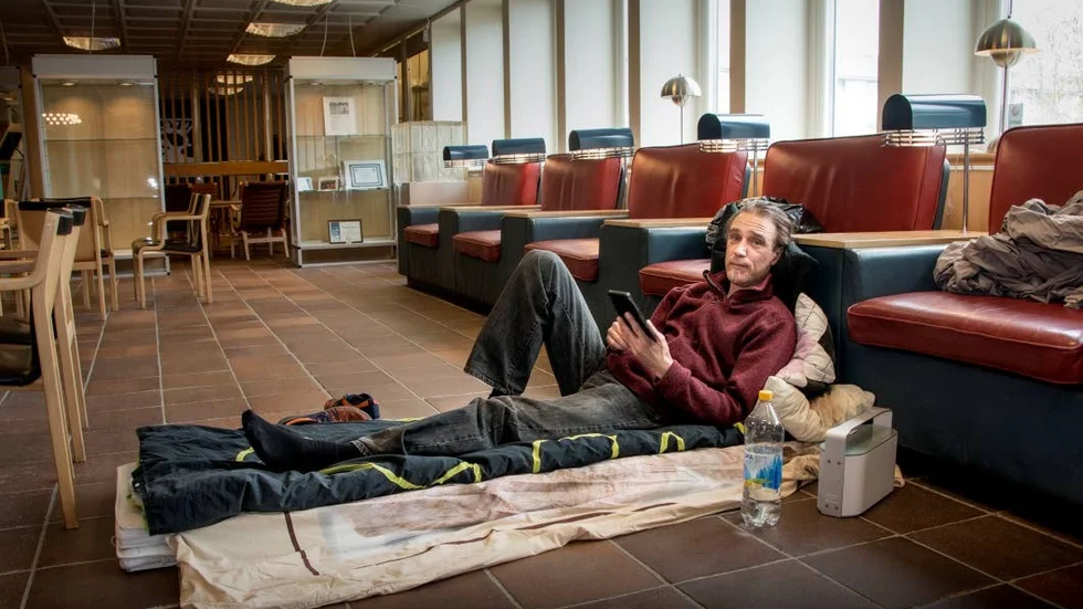 På måndagen bestämde sig Martin Juntti för att ockupera foajén på stadshuset i hopp om att få hjälp.
