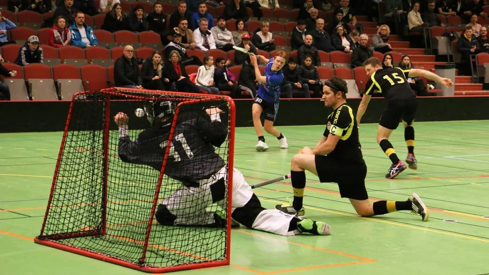 Theodor Berntzén (i blå tröja) är klar för Wibax Piteå i allsvenskan.