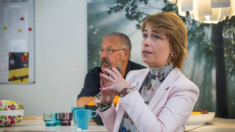 Socialförsäkringsminister Annika Strandhäll (S) lyssnade uppmärksamt på verksamhetschefens genomgång av förändringsarbetet.