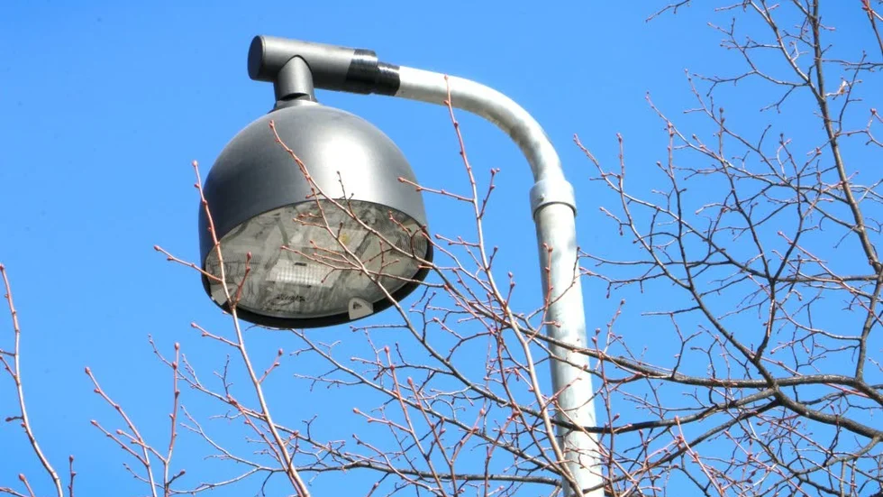 Signaturen "Promenerare" vill också ha tänt och plogat i Badhusparken i vinter.