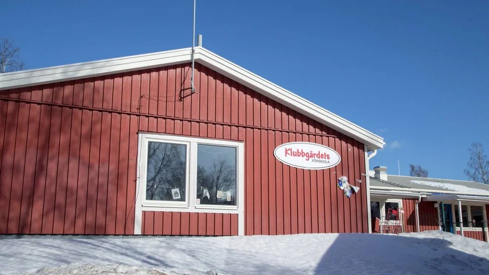 Klubbgärdets förskola brottas just nu med en magsjukeepidemi. Blir läget inte bättre kan de göra som Rosvik gjorde för en månad sedan och införa att magsjuka barn ska stanna hemma 72 timmar efter att de slutat kräkas.