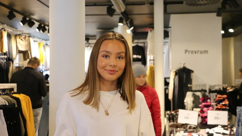 Clara Lindbäck jobbar på Bik bok i Piteå som utsetts till bästa butik 2008.