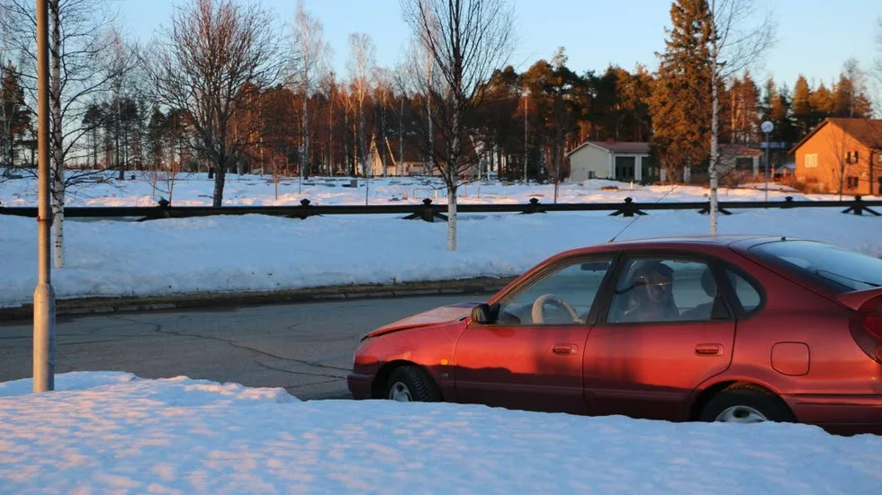 Bilen stod parkerad på parkeringen nedanför kyrkogården i Piteå.